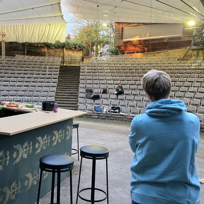 Rund um die theke wird auf der B&uuml;hne der Papst geprobt