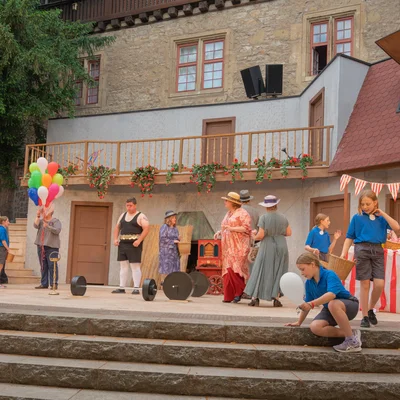 Buntes Treiben auf dem Jahrmarkt