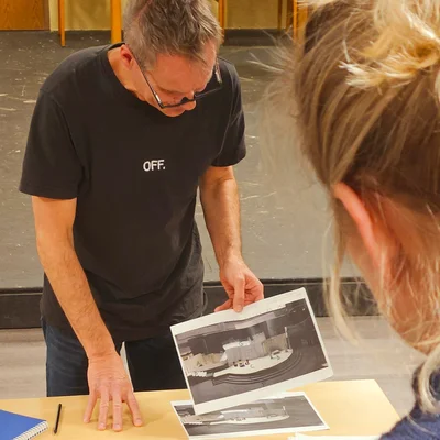 Udo Grunwald erläutert den Darstellern anhand einer Skizze, wie das Bühnenbild aussehen wird