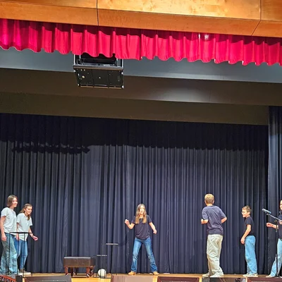 Die Jugendgruppe zeigt ihre ganz eigene Kurzversion von 'Dracula' Die Jugendgruppe zeigt ihre ganz eigene Kurzversion von 'Dracula'