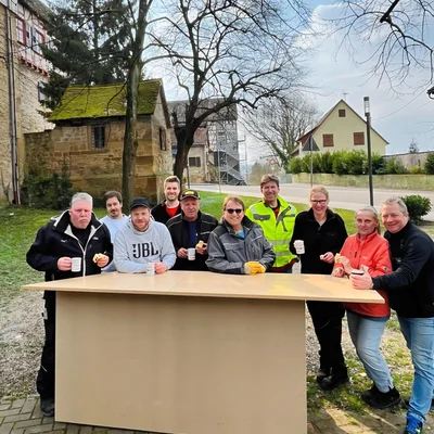 Die Mannschaft vom B&uuml;hnenbau hat nicht nur die Theke gebaut...