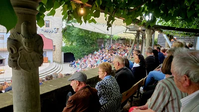 Romantische Sitzplätze in der Lindenanlage